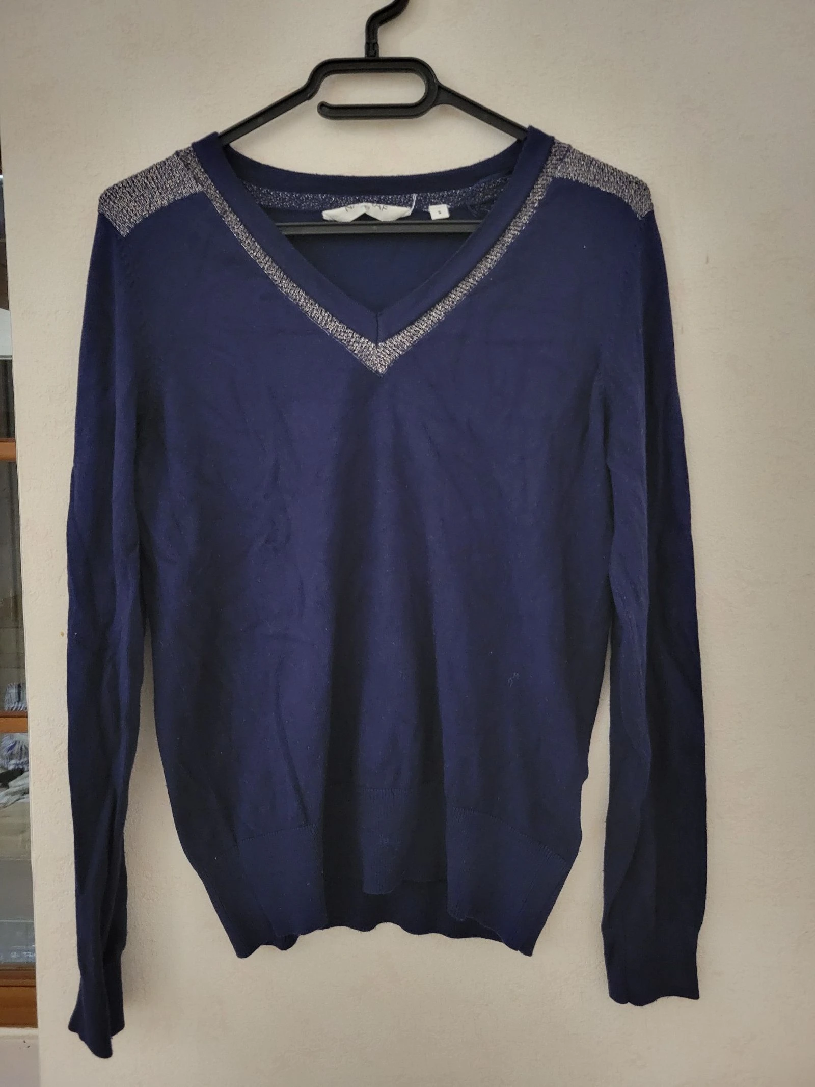 Suéter com decote em V azul marinho Naf Naf - Detalhes em lurex prateado - Tamanho S-M – photo 2